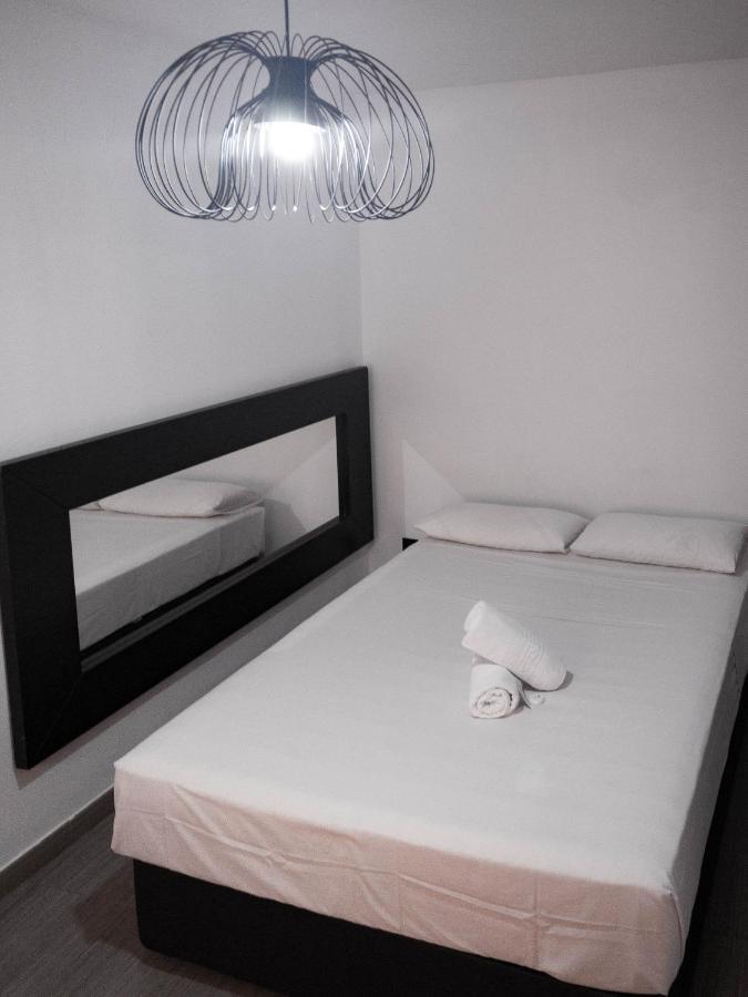 Hostal Andrea Madrid Dış mekan fotoğraf