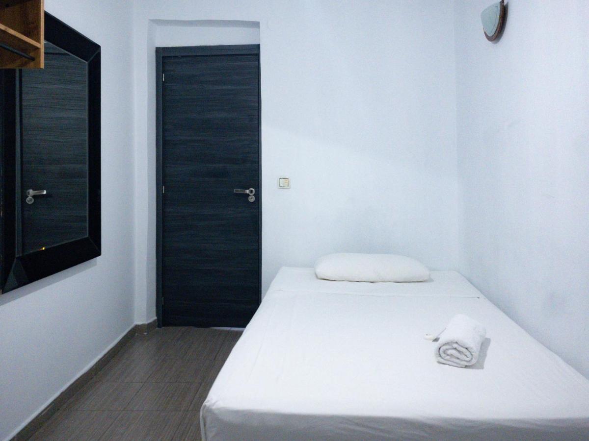 Hostal Andrea Madrid Dış mekan fotoğraf